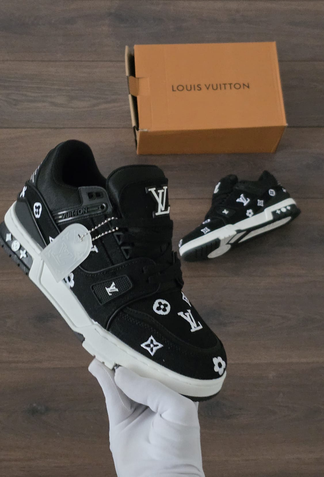 Lv trainer negra suela blanca logos