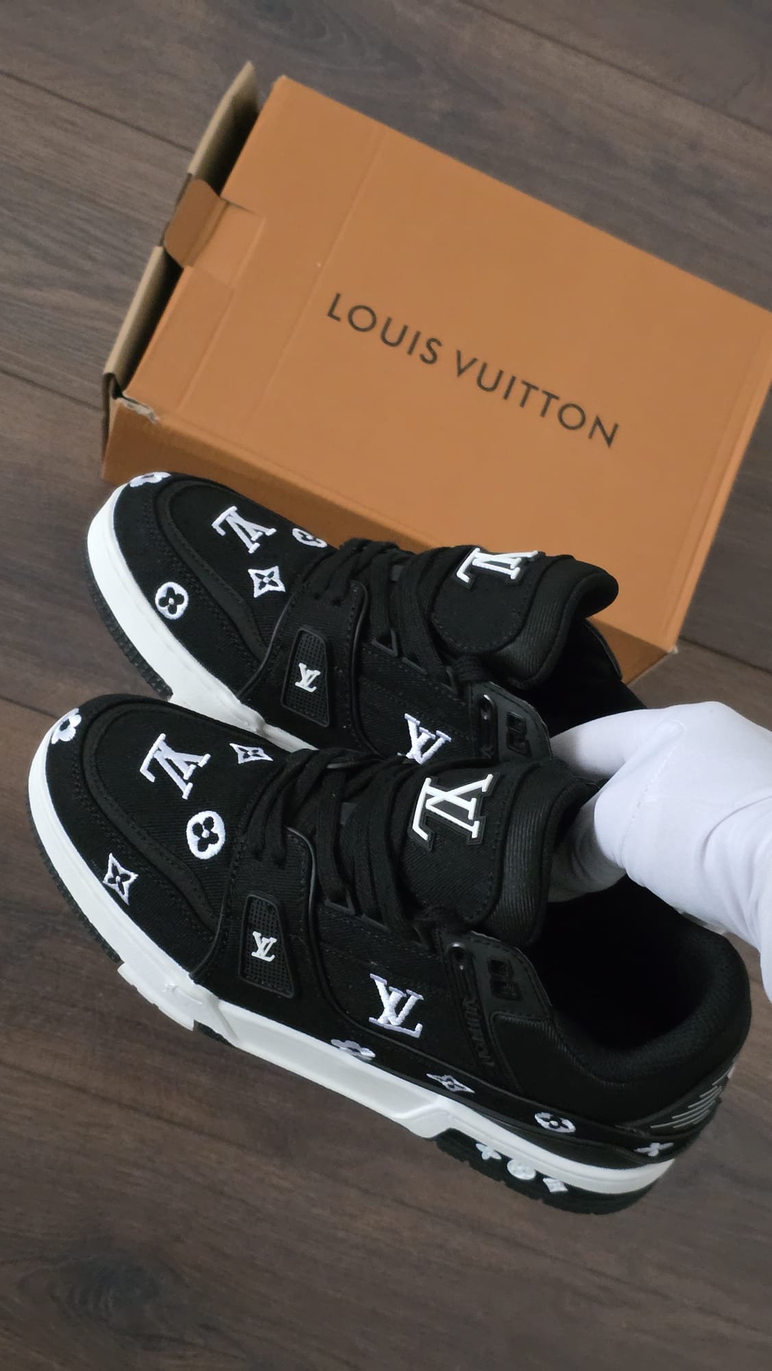 Lv trainer negra suela blanca logos