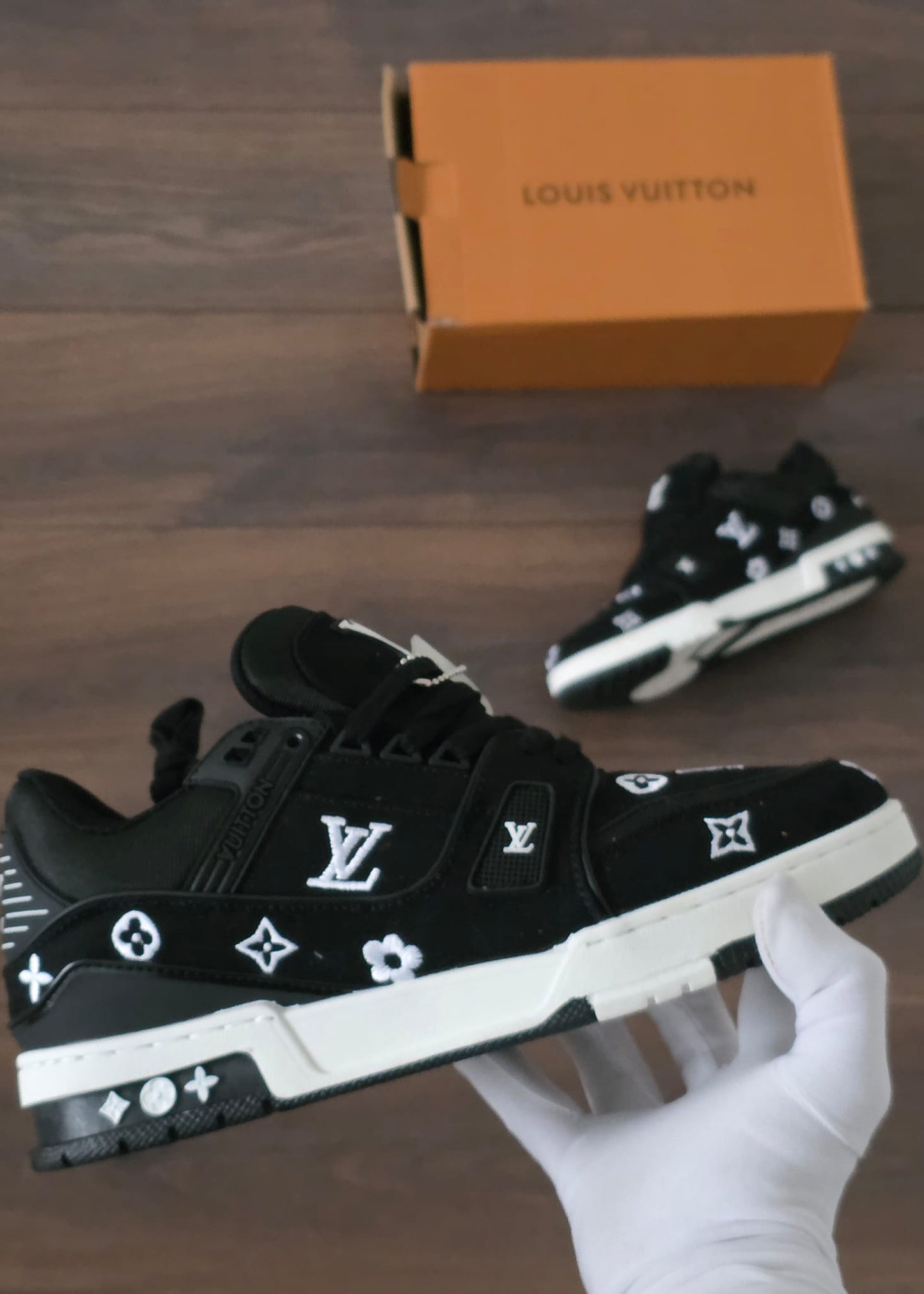Lv trainer negra suela blanca logos