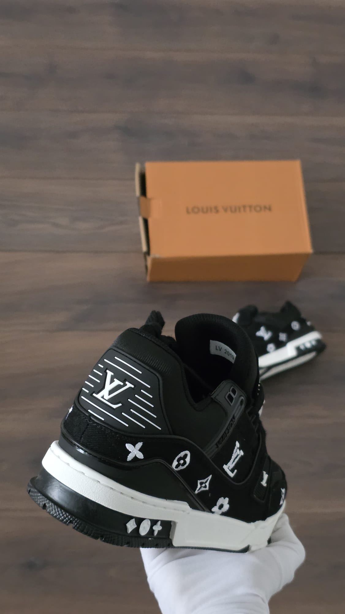 Lv trainer negra suela blanca logos
