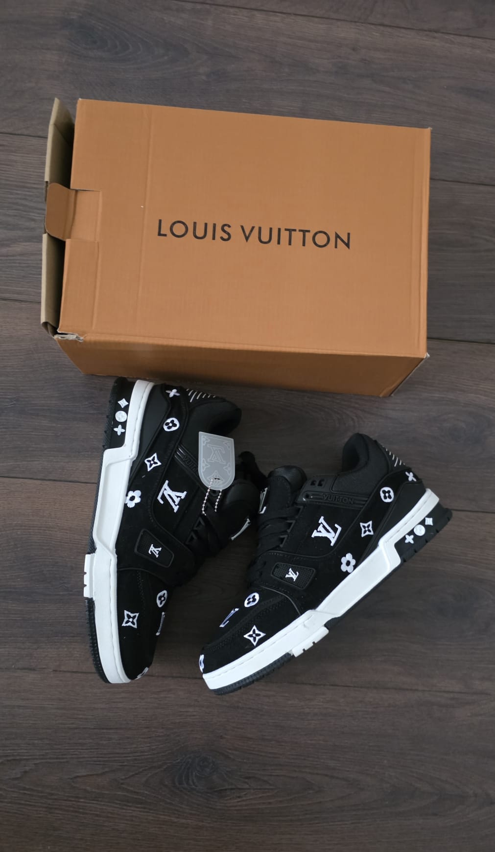 Lv trainer negra suela blanca logos