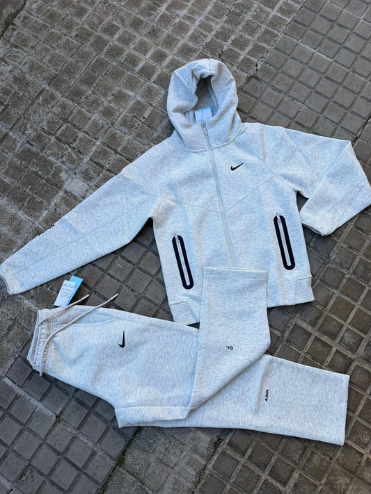 Nike tech gris logo negro x NOCTA