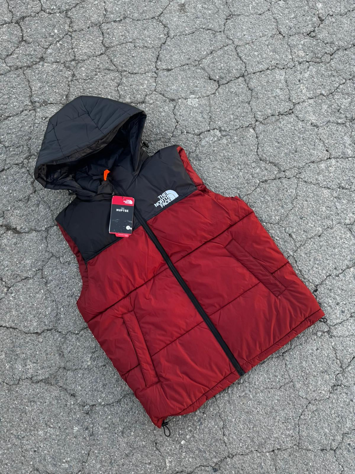 Chaleco North Face rojo y negro logo blanco