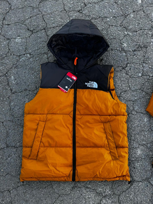 Chaleco North Face naranja y negro logo blanco