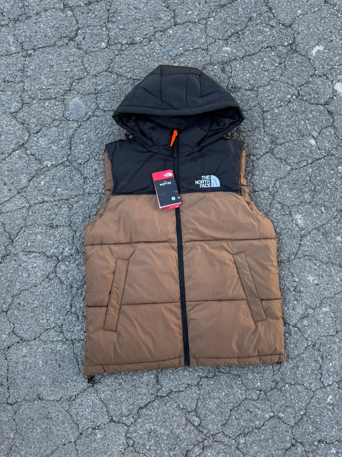 Chaleco North Face naranja y negro logo blanco