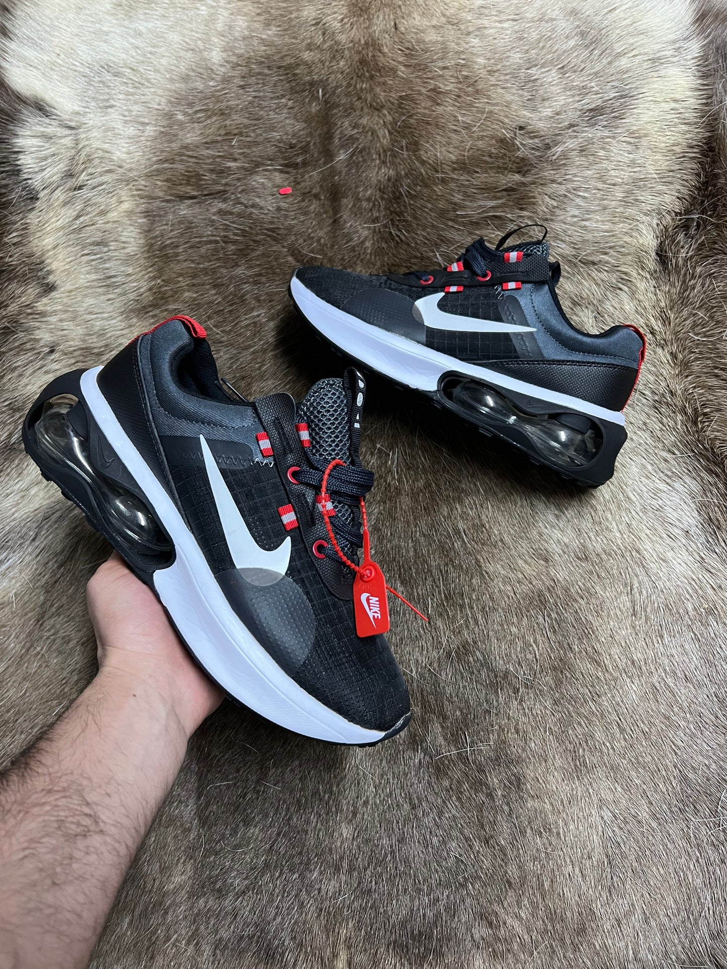 Air max negras logo blanco