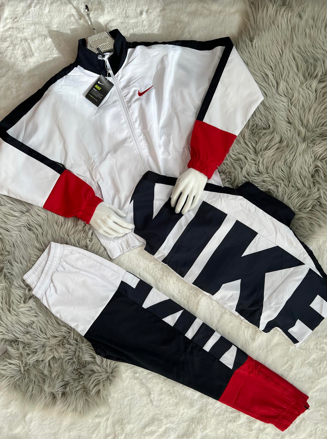 Chandal nike blanco logo rojo detalles negros