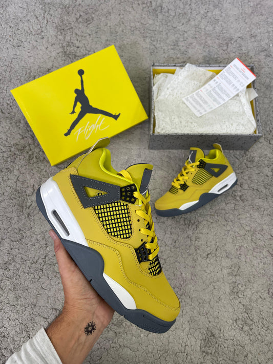 JORDAN 4 amarillas logo blanco detalles negros