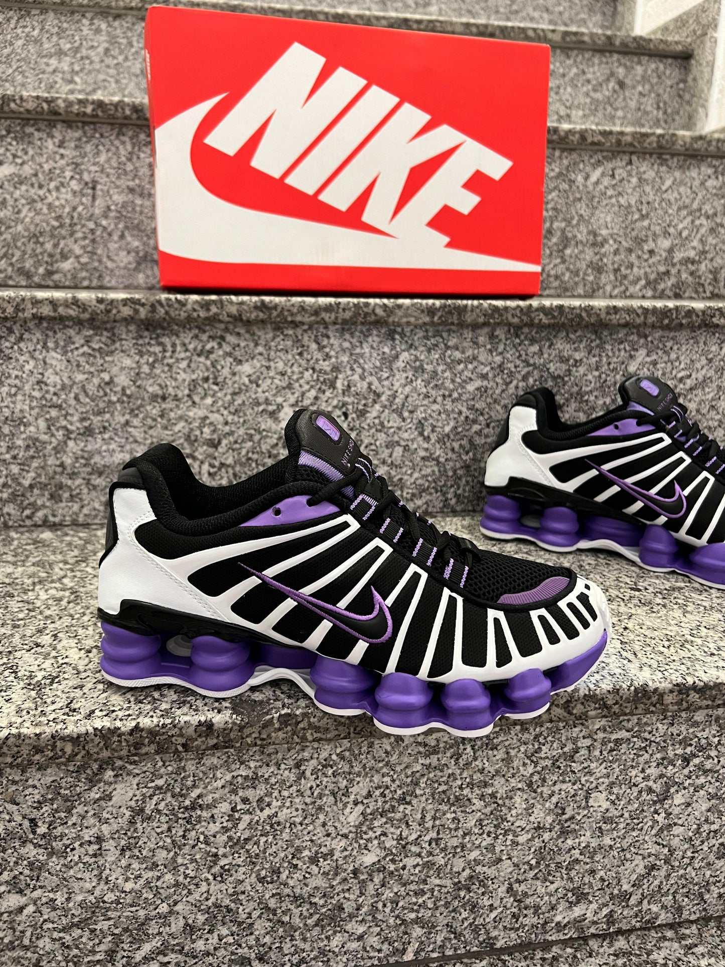 Shox negras y blancas logo negro contorno morado