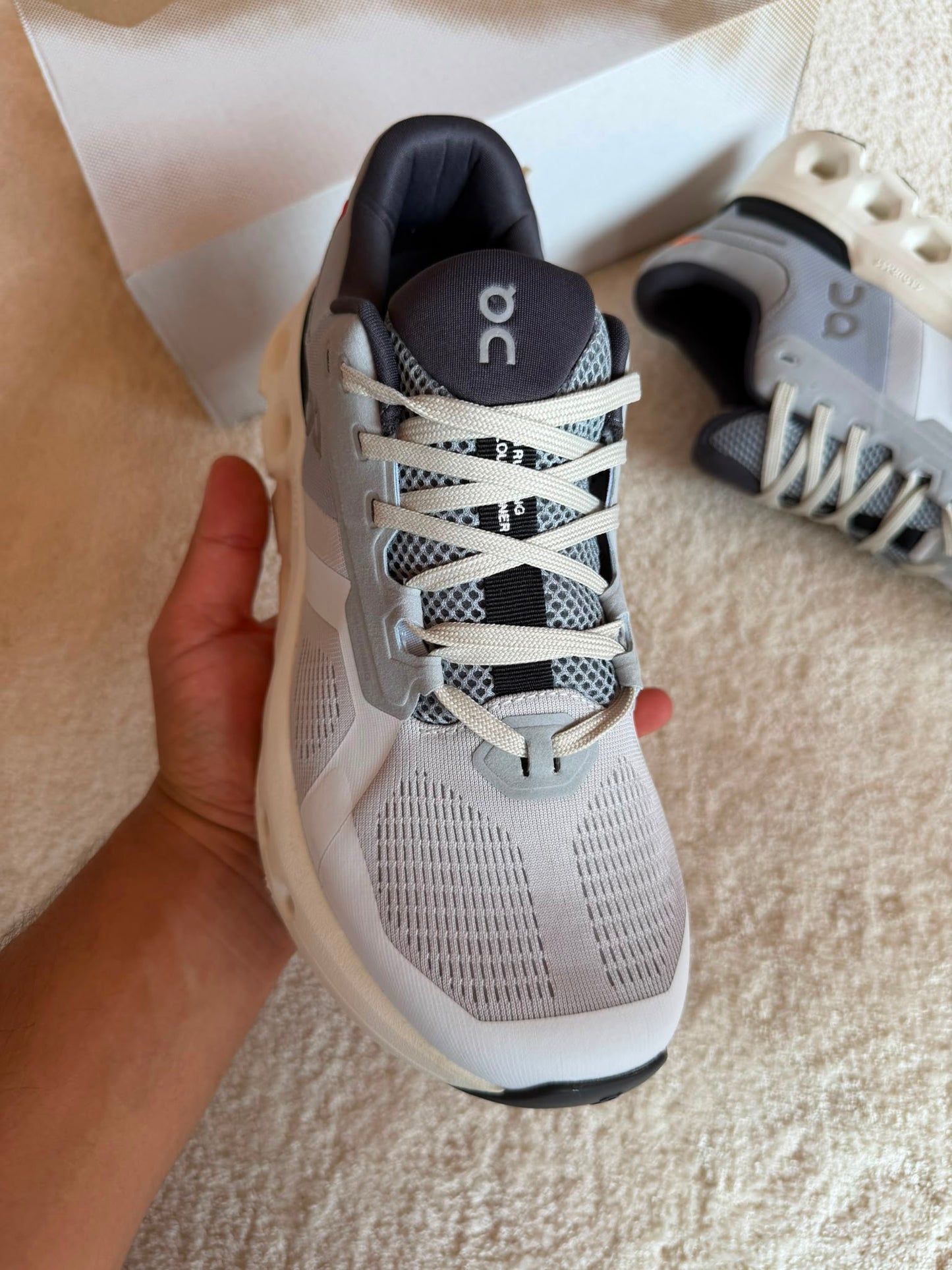 Zapatillas On Running CLOUDTILT grises y blanco logo gris