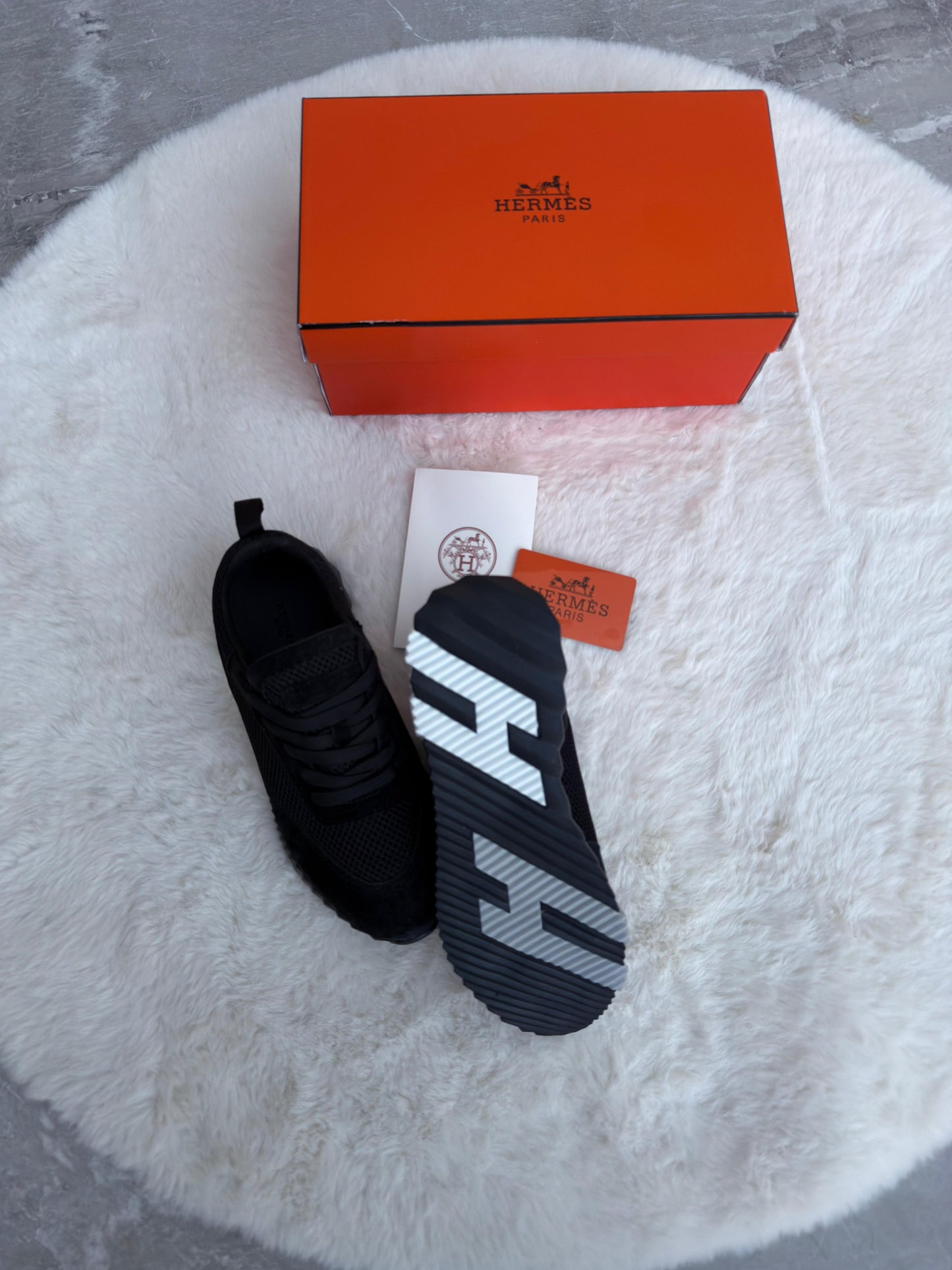 Hermes negra detalles blancos