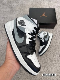 JORDAN 1 negras y blancas logo gris
