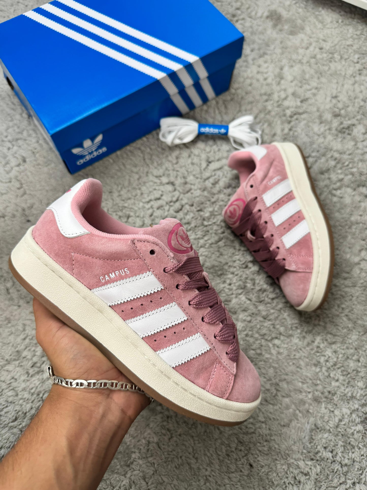 Adidas campus rosa logo blanco