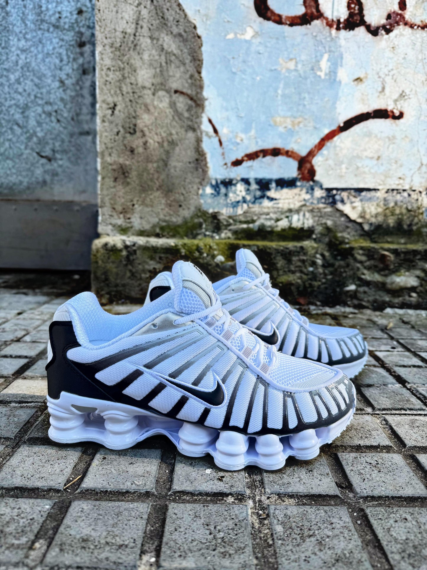 Shox blancas y negras logo negro contorno blanco