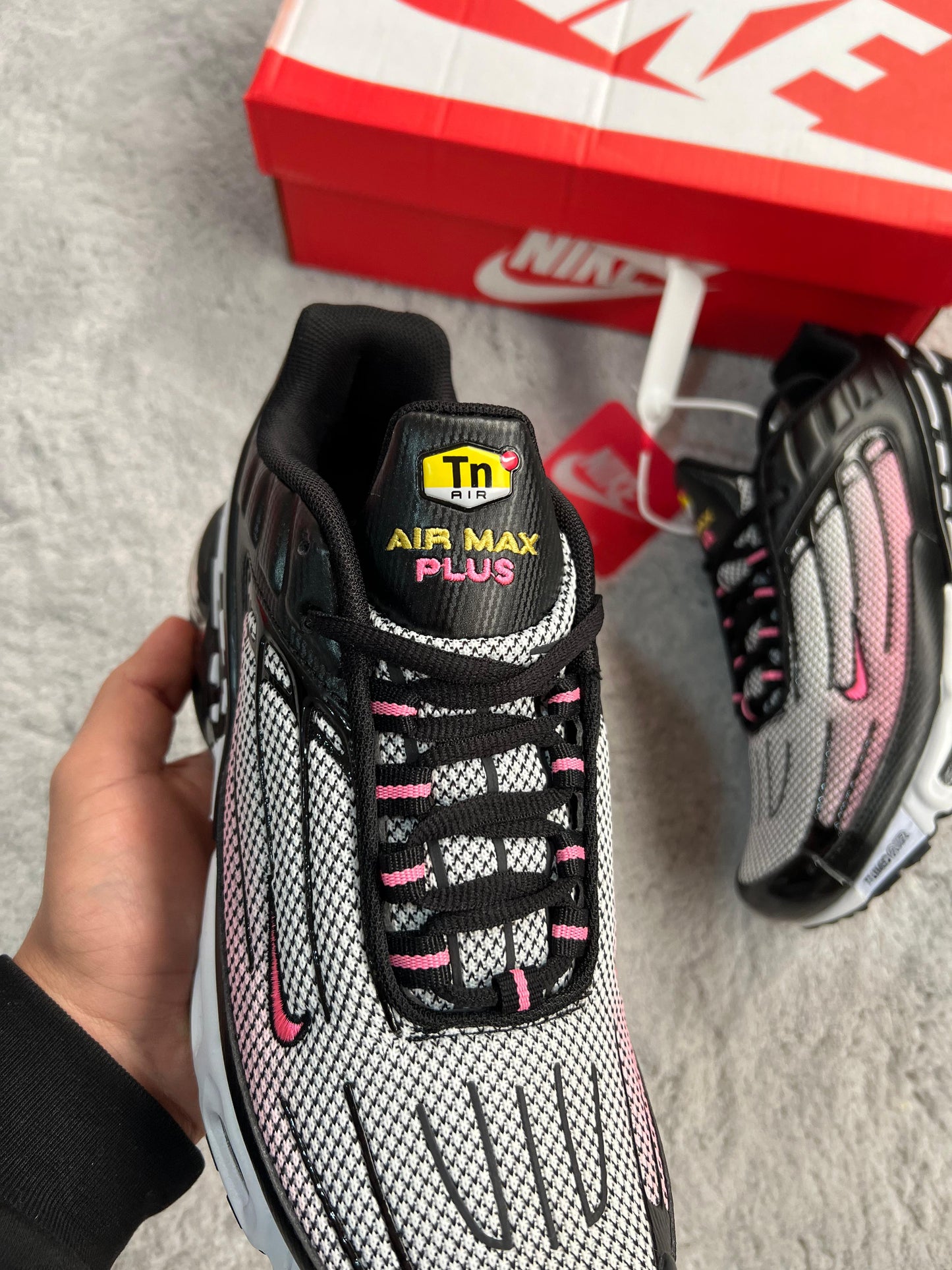 Nike tn tunned negras y blancas logo rosa