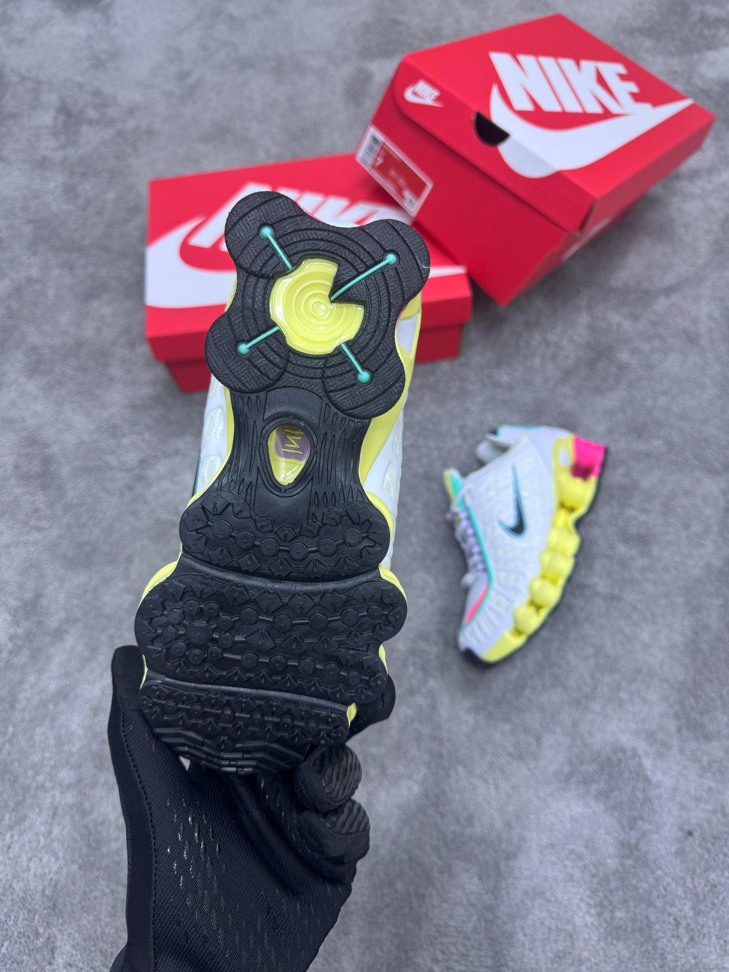 Shox blancas logo negro contorno azul detalles amarillos y rosas