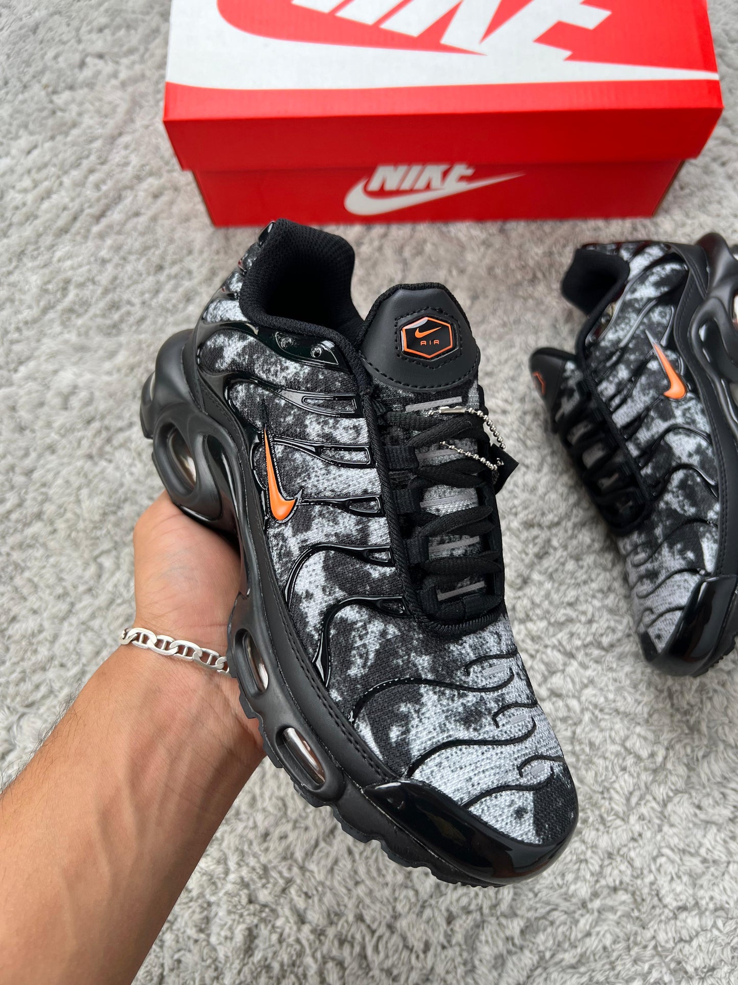 NIKE TN negras y grises detalles naranjas contorno negro