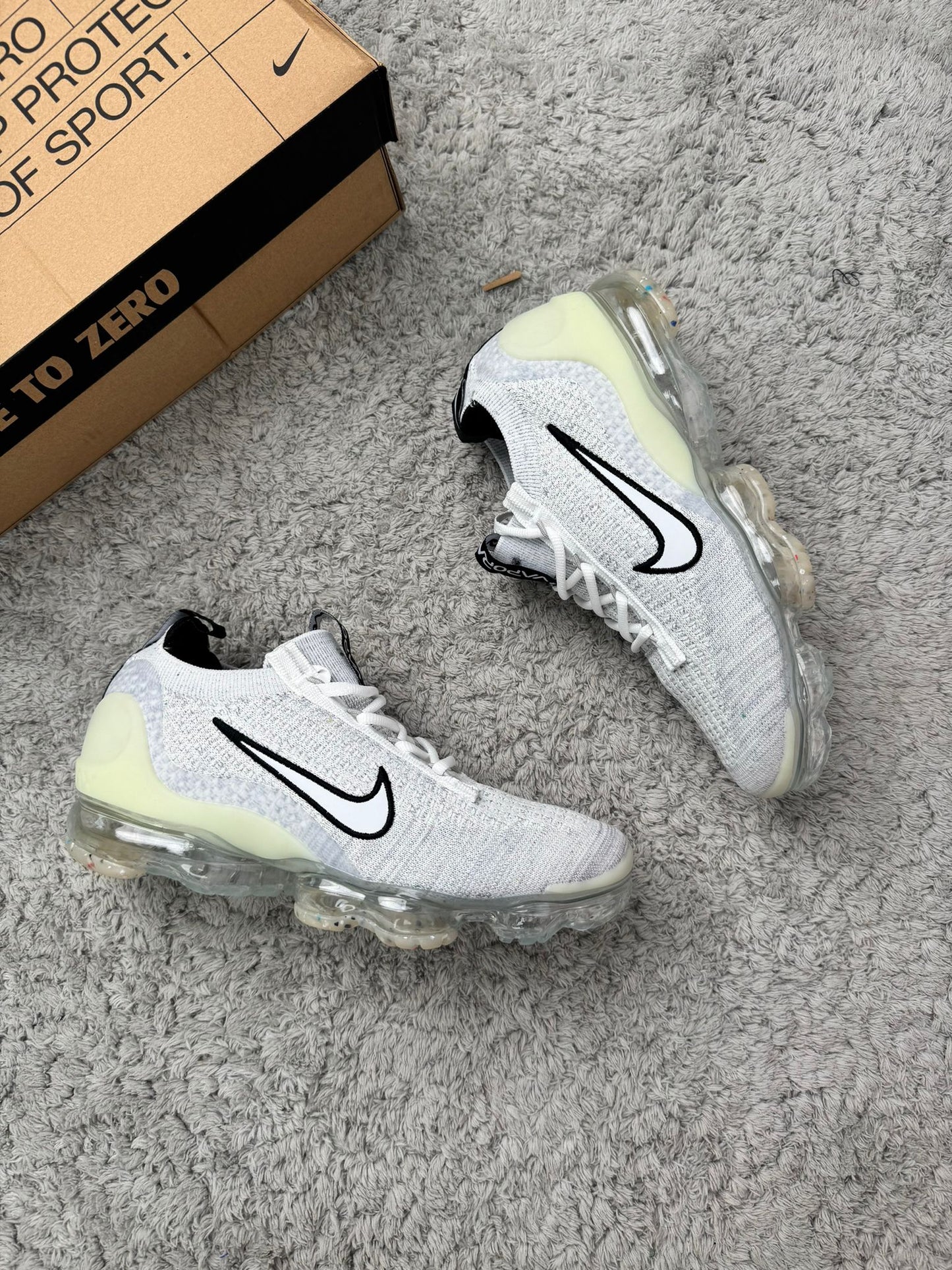 Vapormax 2024 grises logo blanco contorno negro