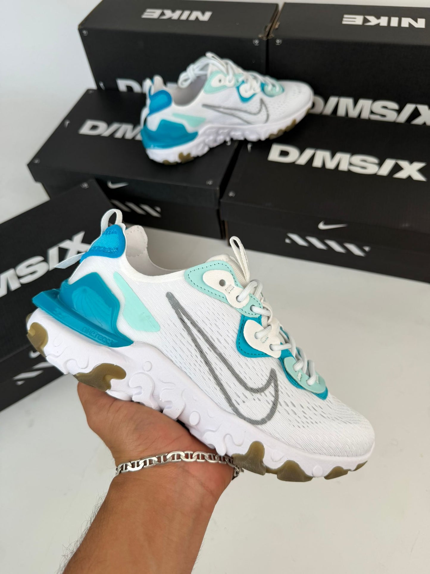 Nike react vision blancas logo gris detalles azules