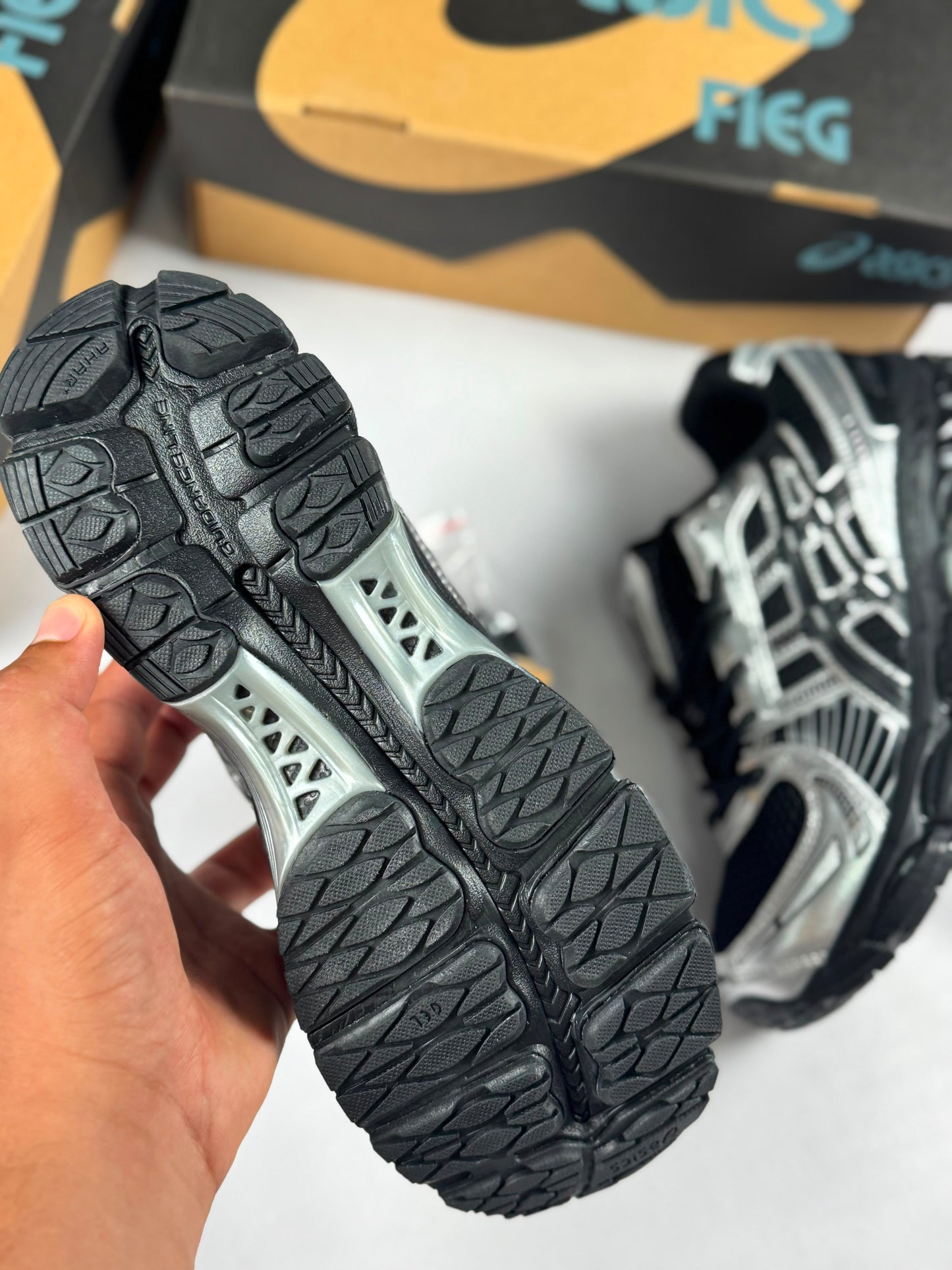 Asics negras y plateadas