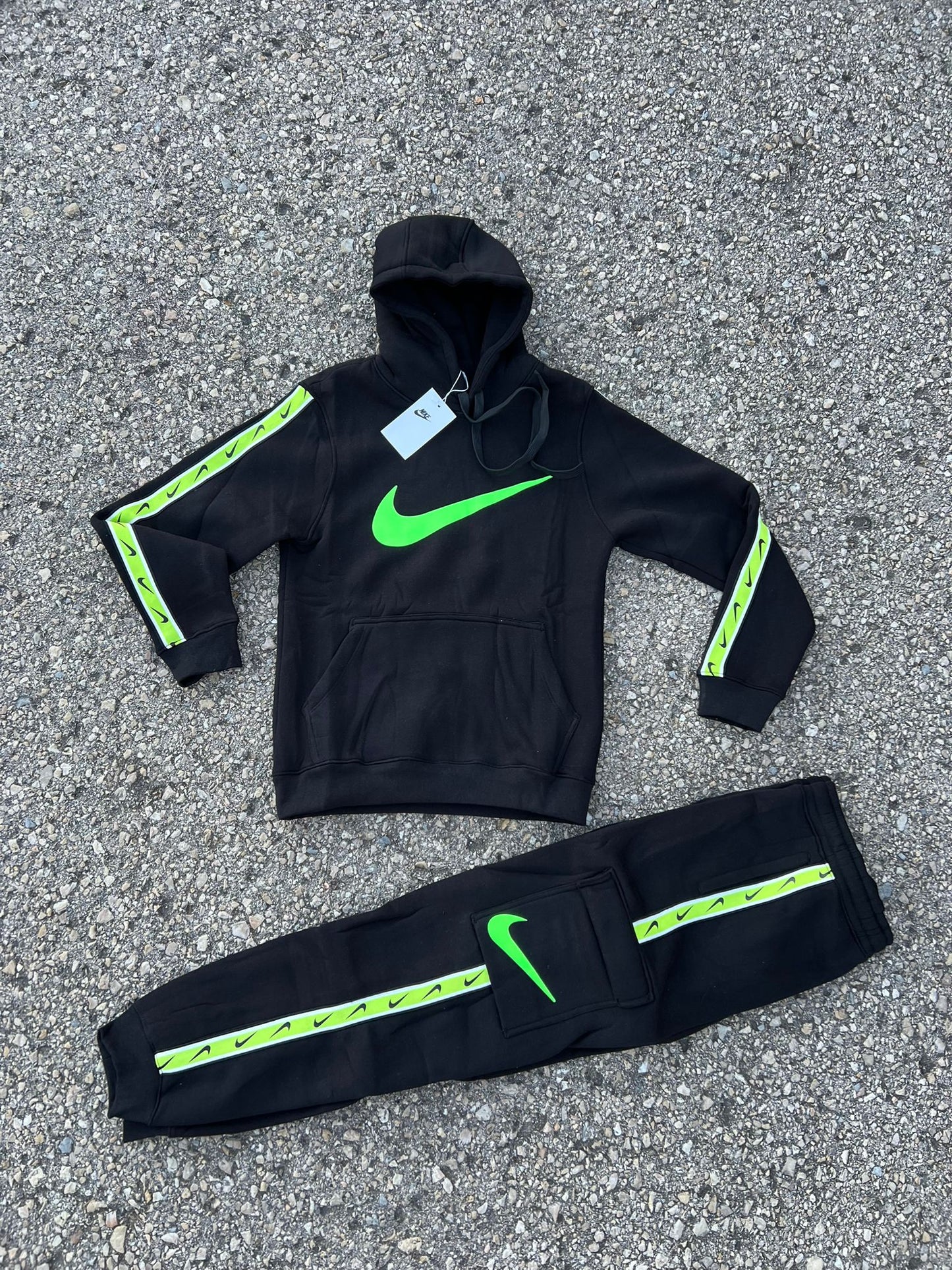 Chandal nike negro logo verde linea verde