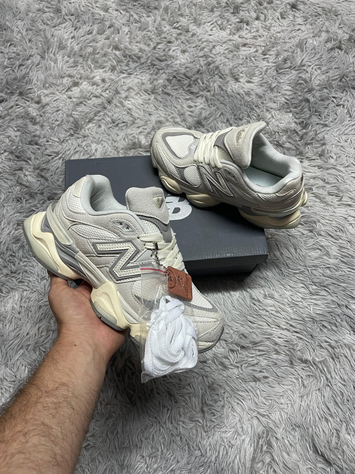 New Balance 9060 crema contorno gris