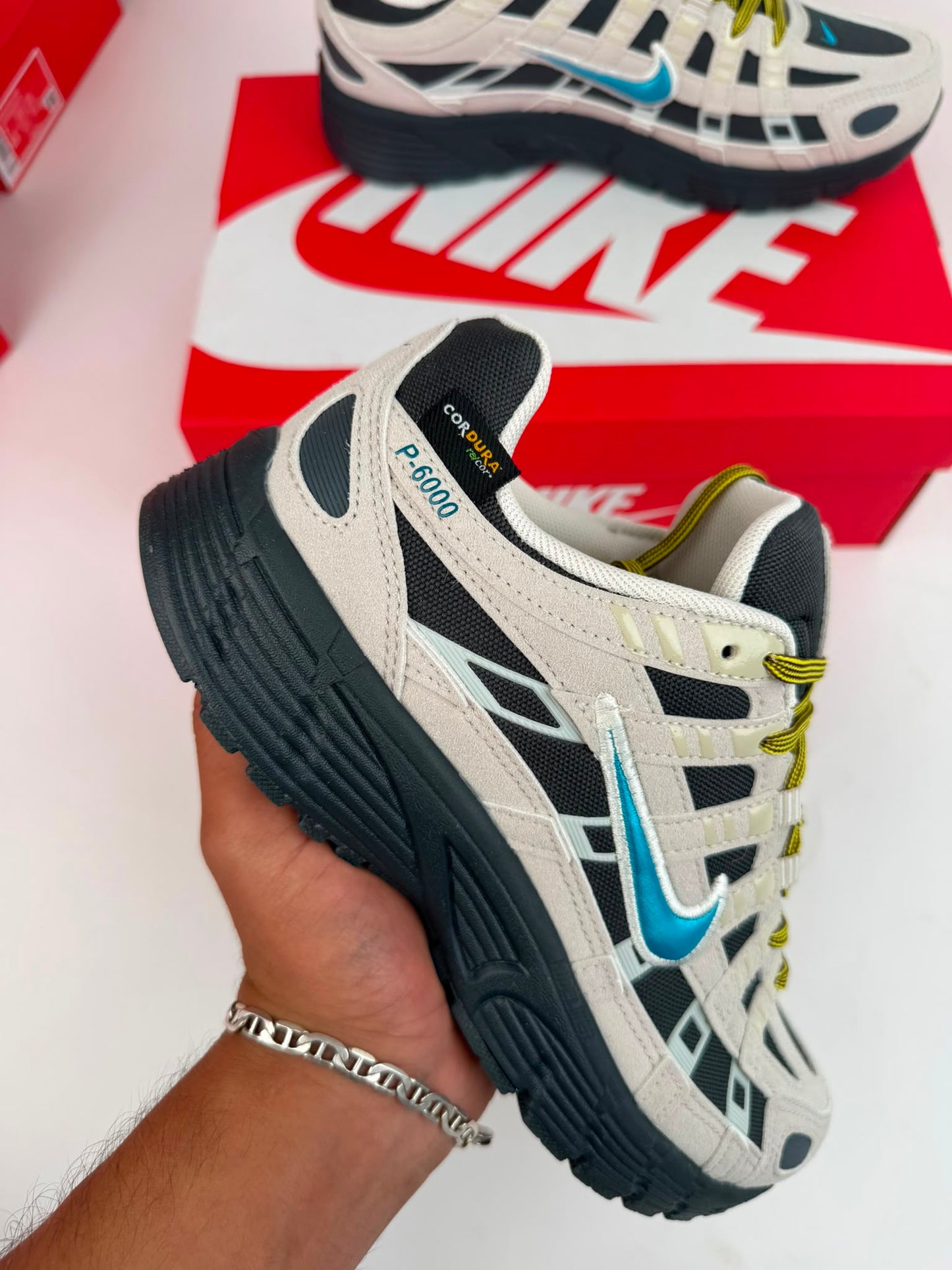 Nike P-6000 negras y amrrones logo azul contorno blanco