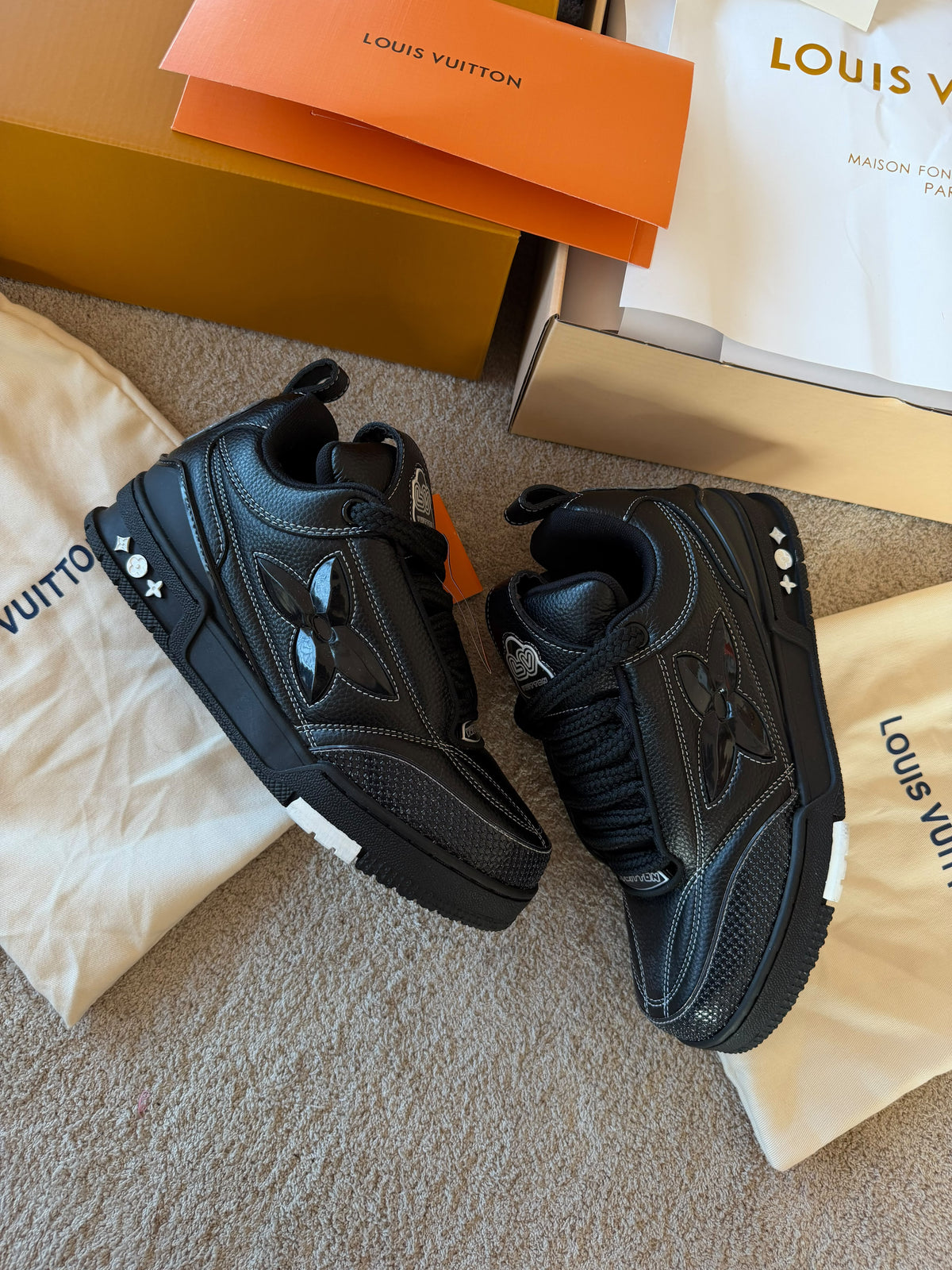 LV Skate negras detalles blancas
