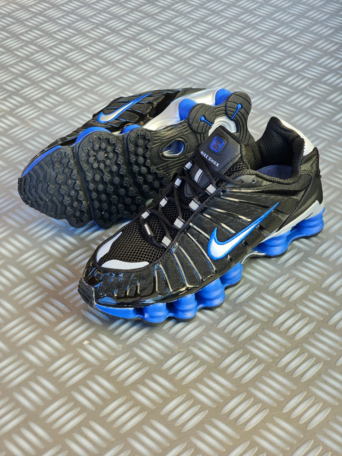 Shox negra suela azul