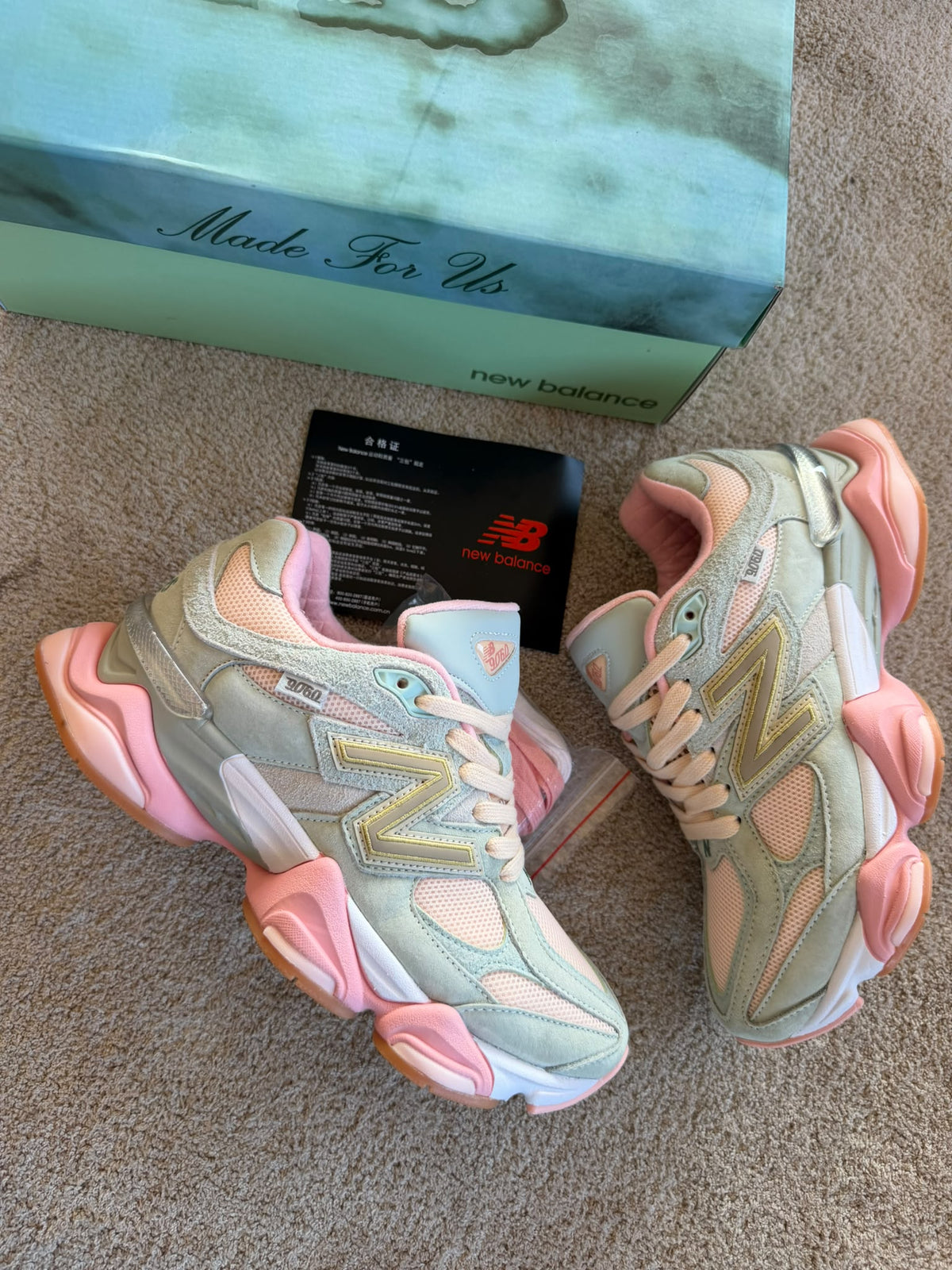 New Balance 9060 logo dorado detalles rosas