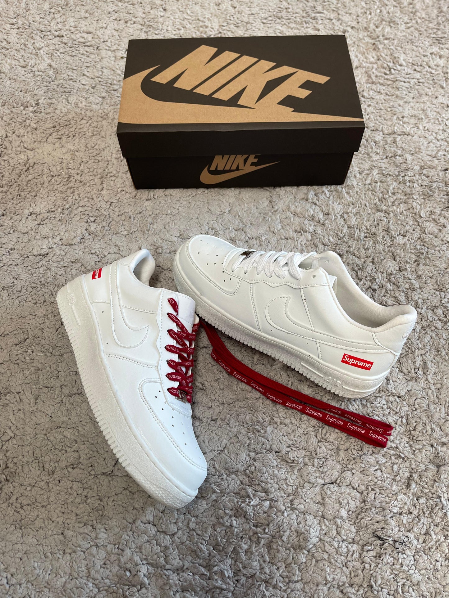Air force blancas x Supreme logo rojo