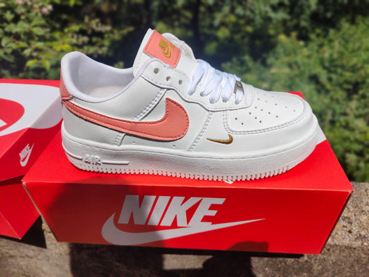 AIR FORCE 1 blancas logo rosa detalles dorados