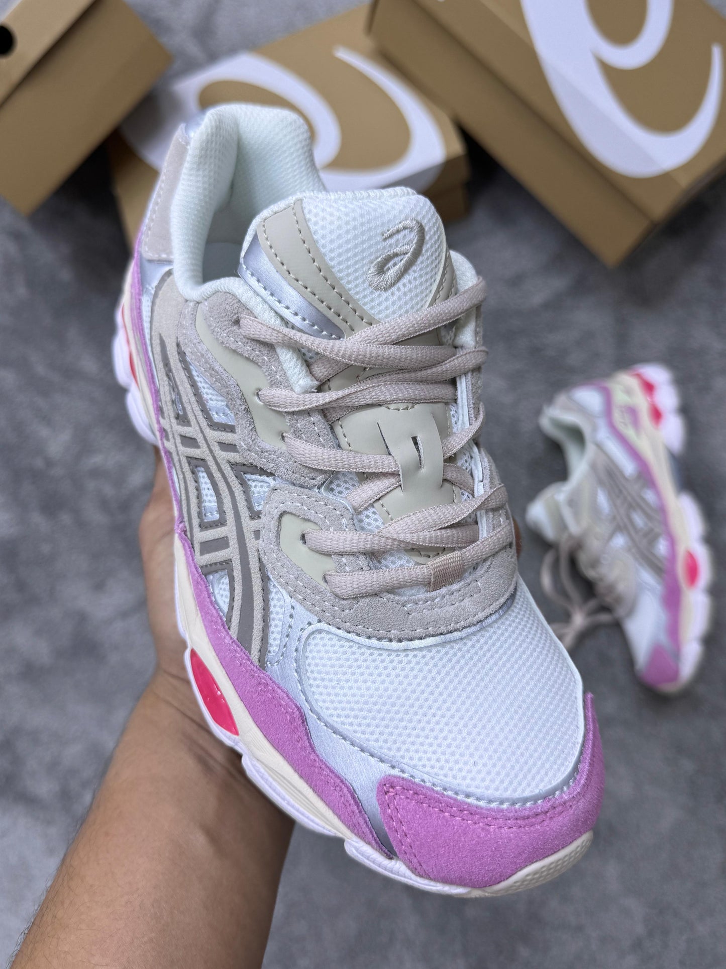 Asics GEL-NYC blancas logo beige detalles rosas