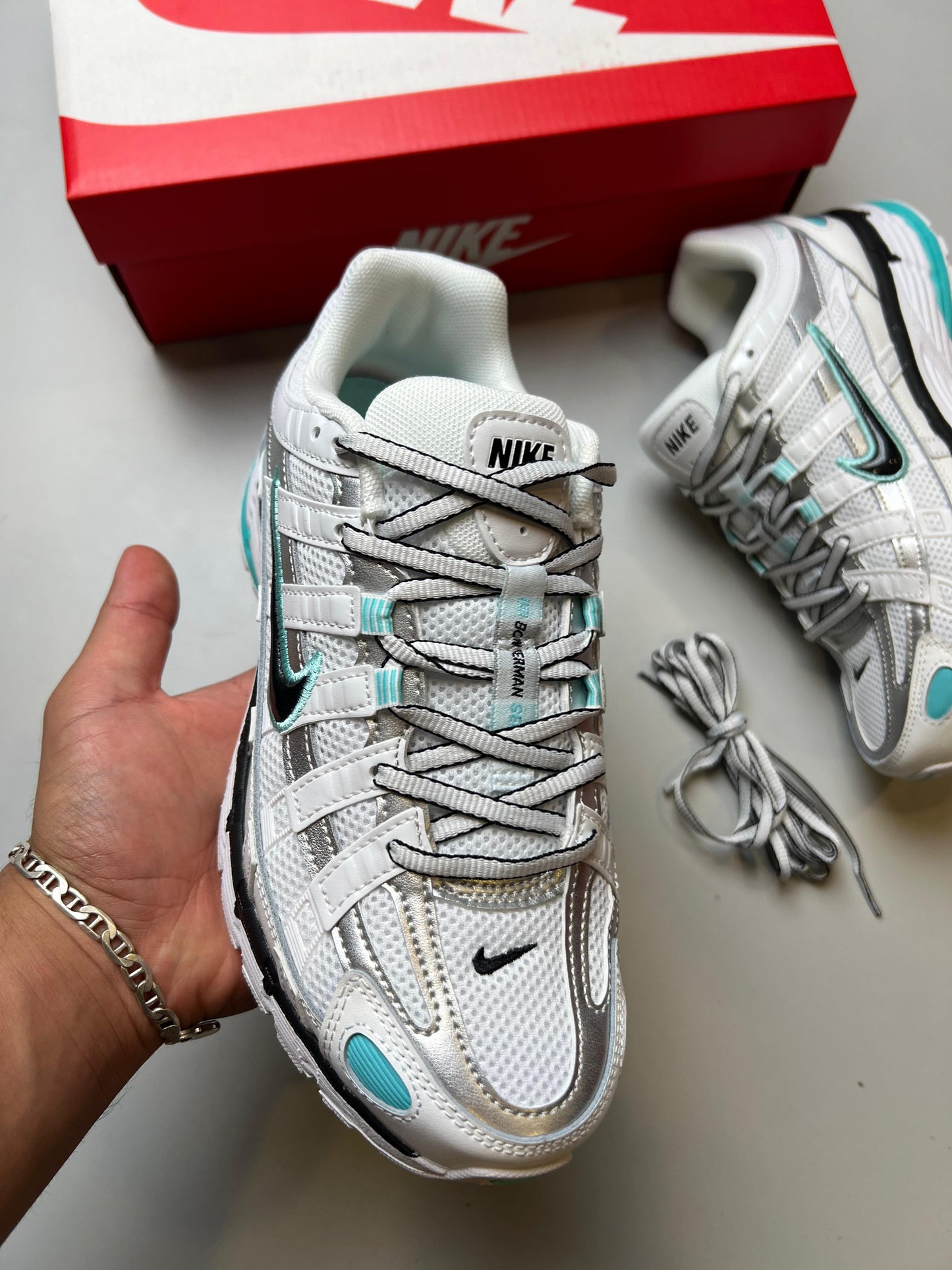 Nike P-6000 Blancas logo negro detalles azules