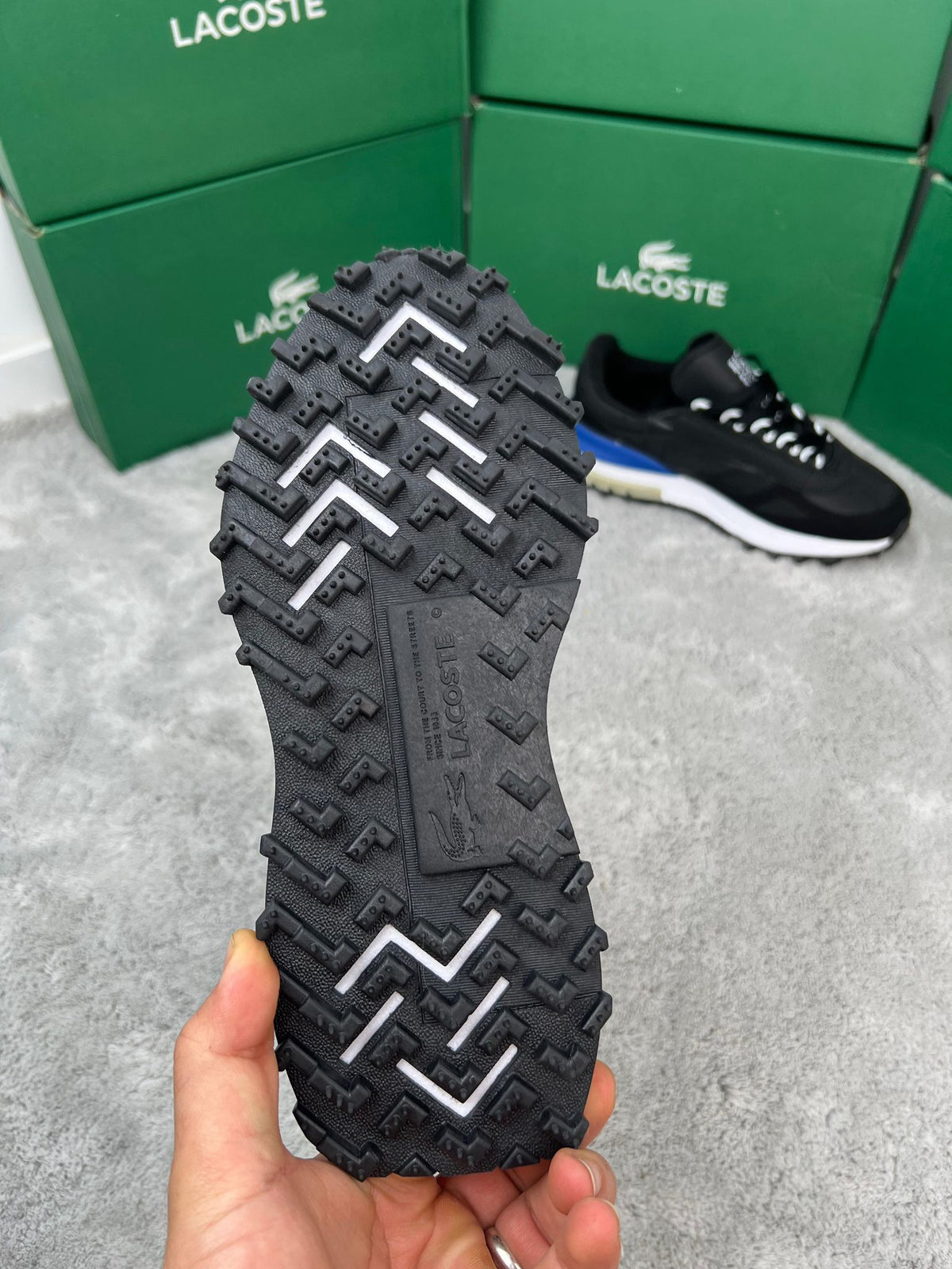 Zapatillas Lacoste Elite Active negro logo blanco detalles azules y rojos