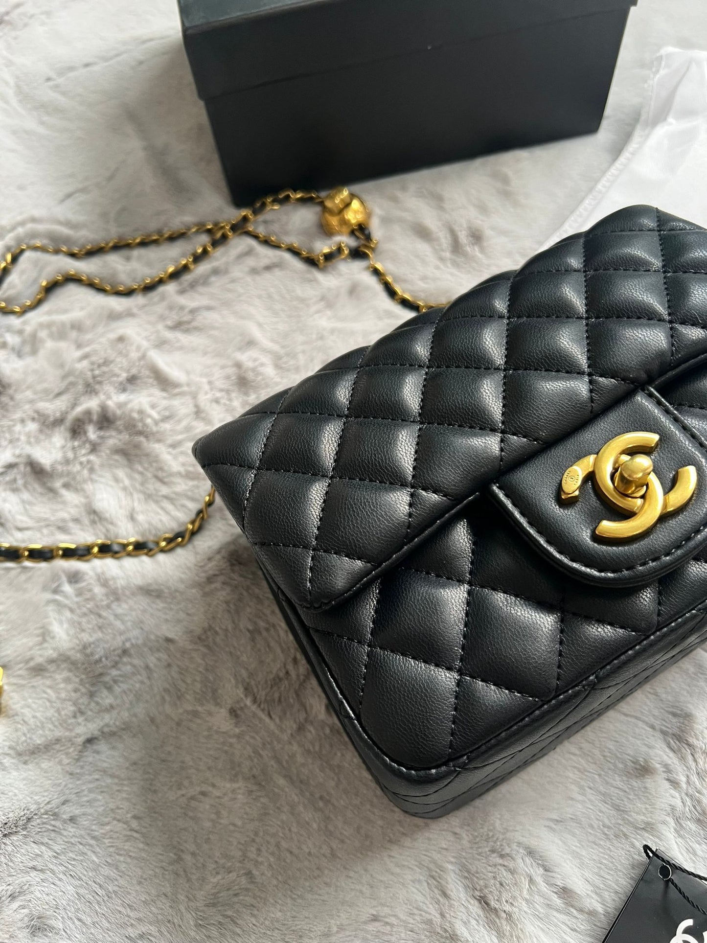 Bolso chanel negro logo dorado