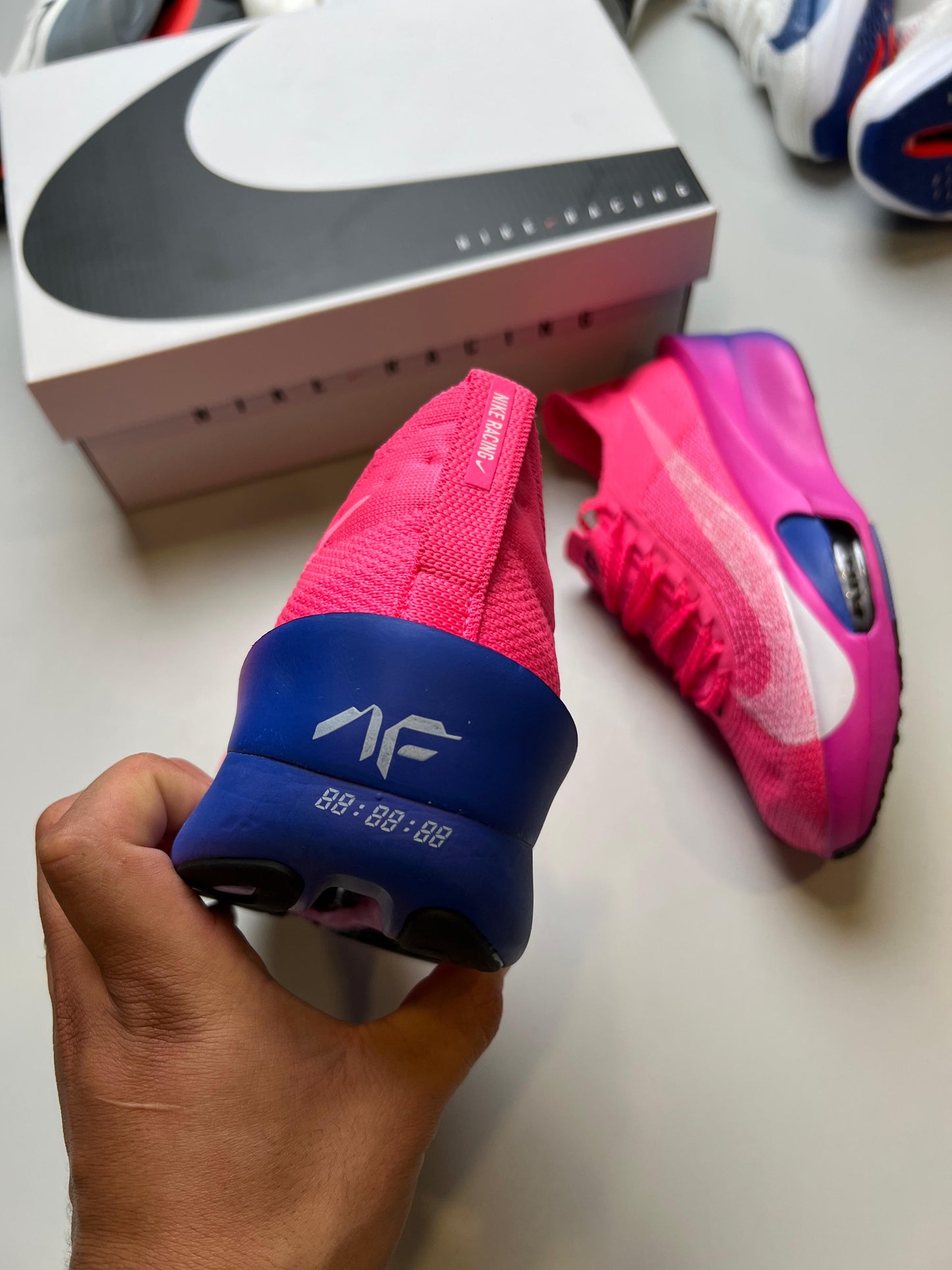 NIKE AIR ZOOM ALPHAFLY NEXT % rosas logo blanco detalles azules y rosas