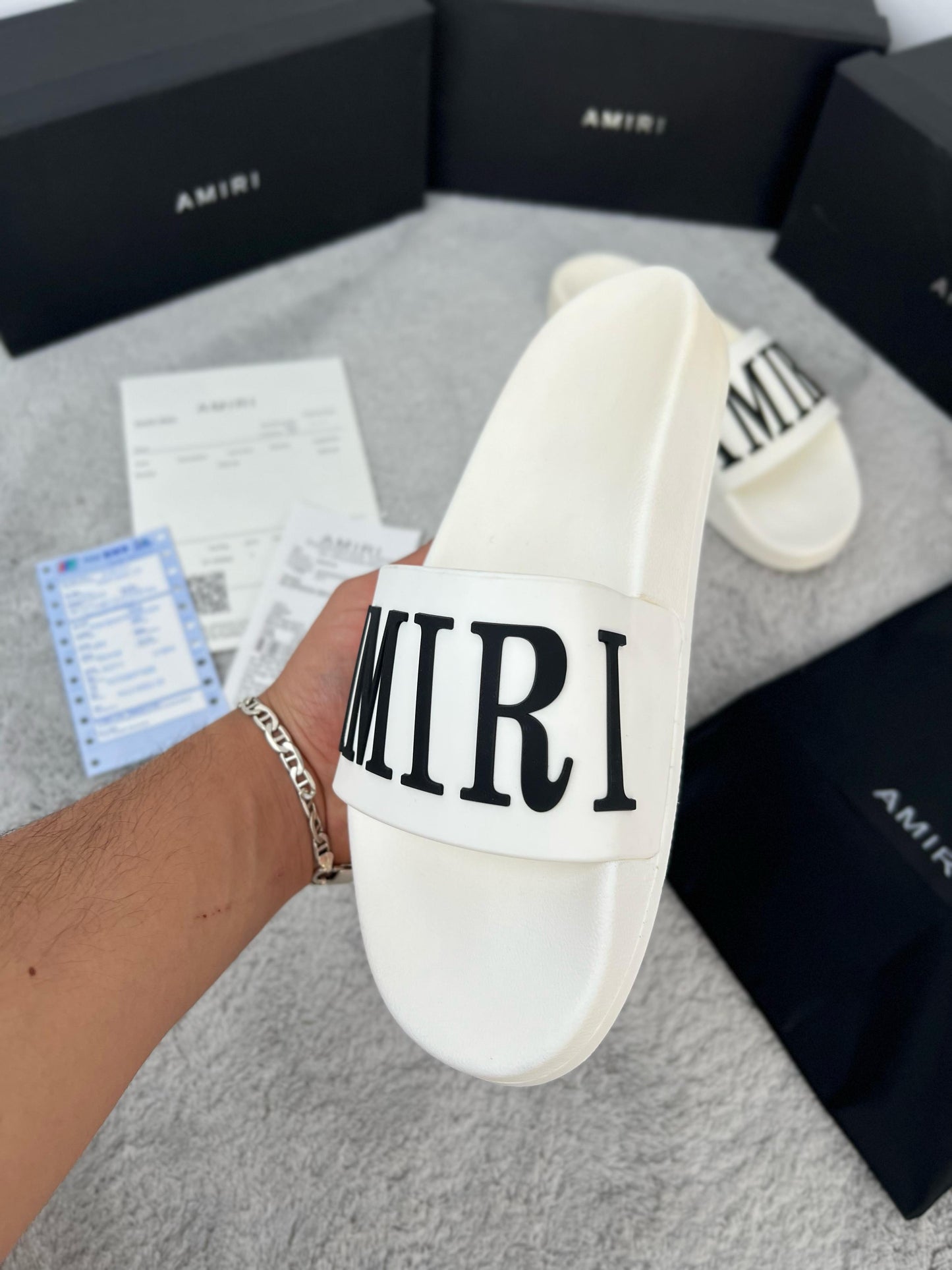Chancla Amiri blanca logo negro
