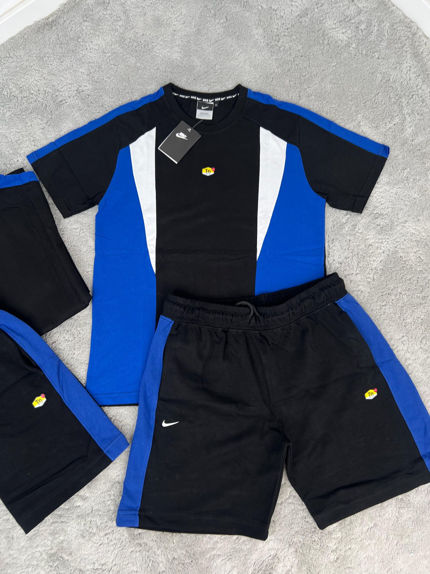 Conjunto corto nike tn negro y azul logo amarillo y negro
