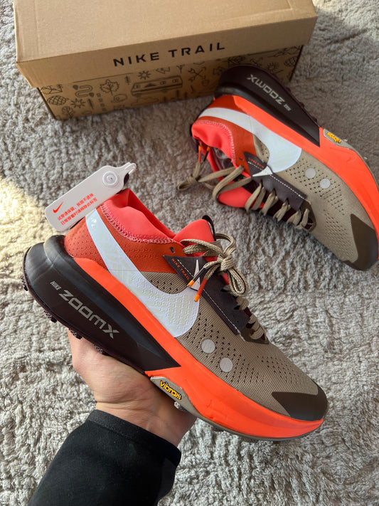 Nike ZOOMX ZEGAMA TRAIL 2 naranjas y marron logo blanco