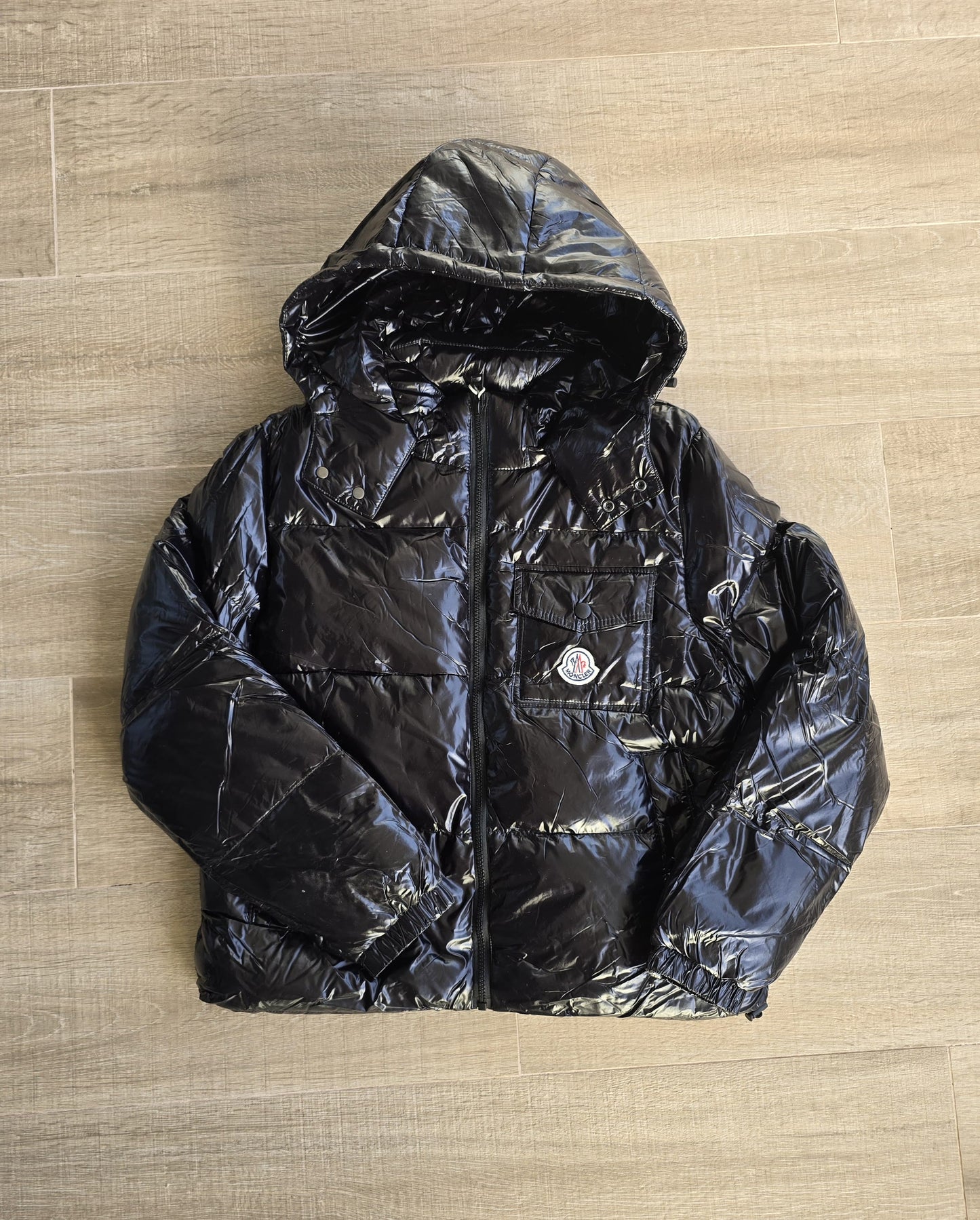 Abrigo moncler negro logo delantero