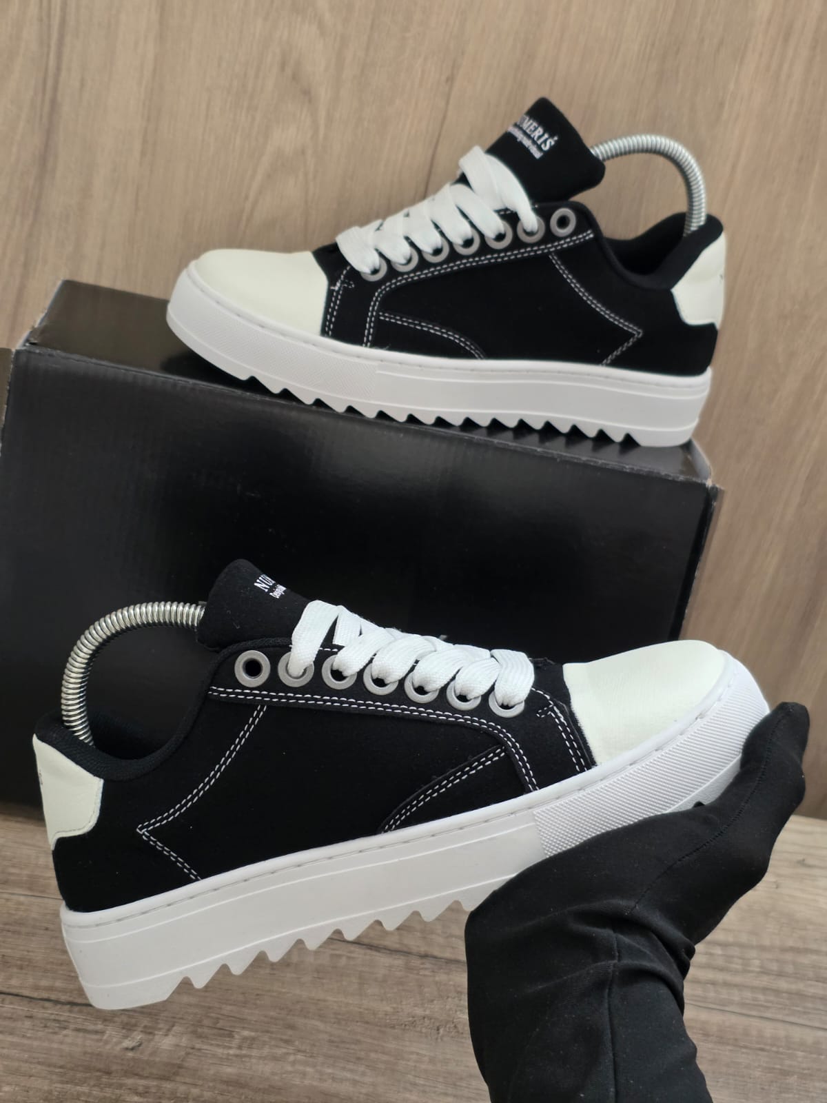Númeris negra suela blanca