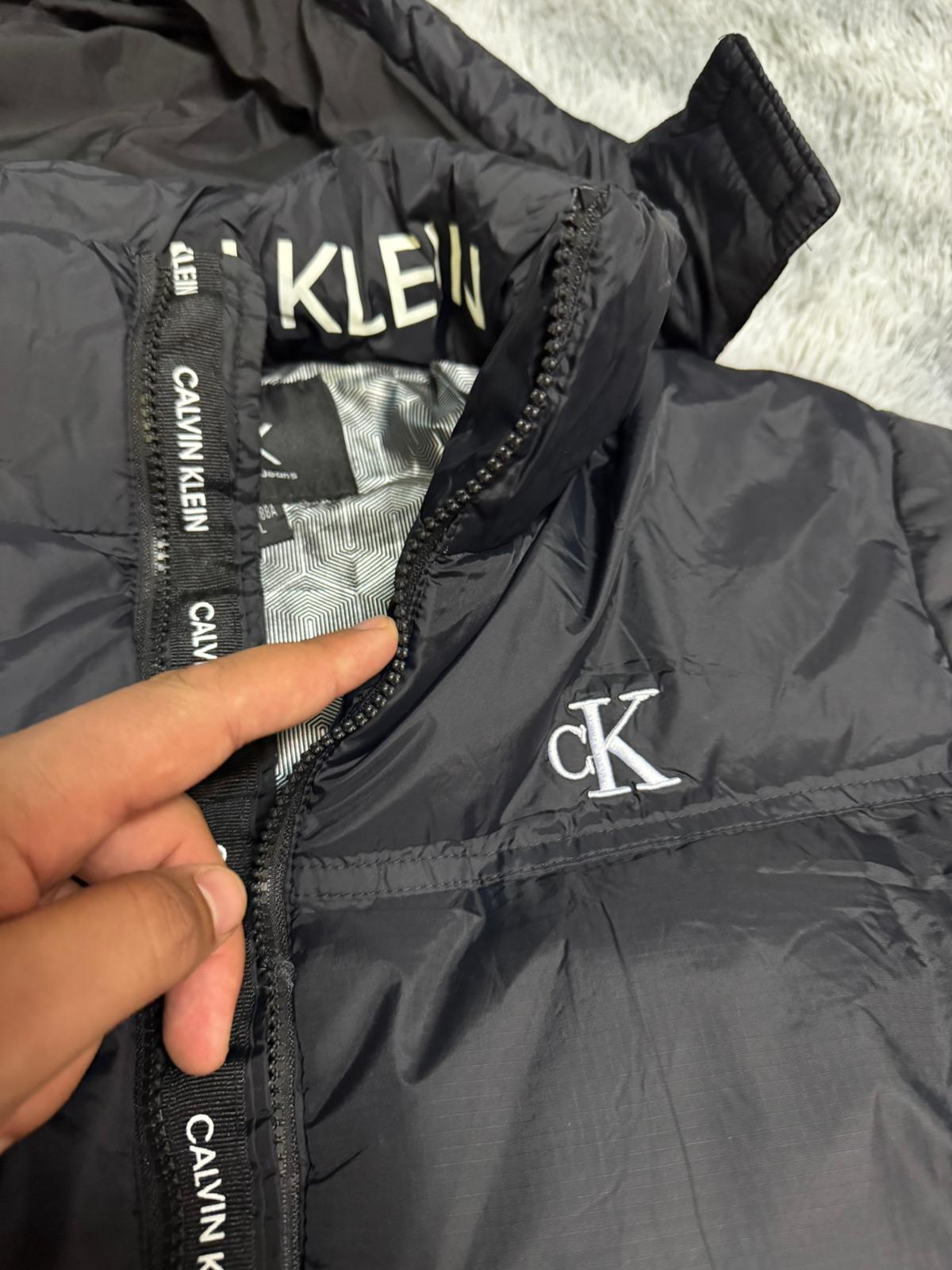 Chaqueta calvin klein negra logo blanco