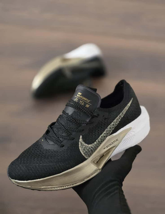 Zoom Vaporfly negra oro