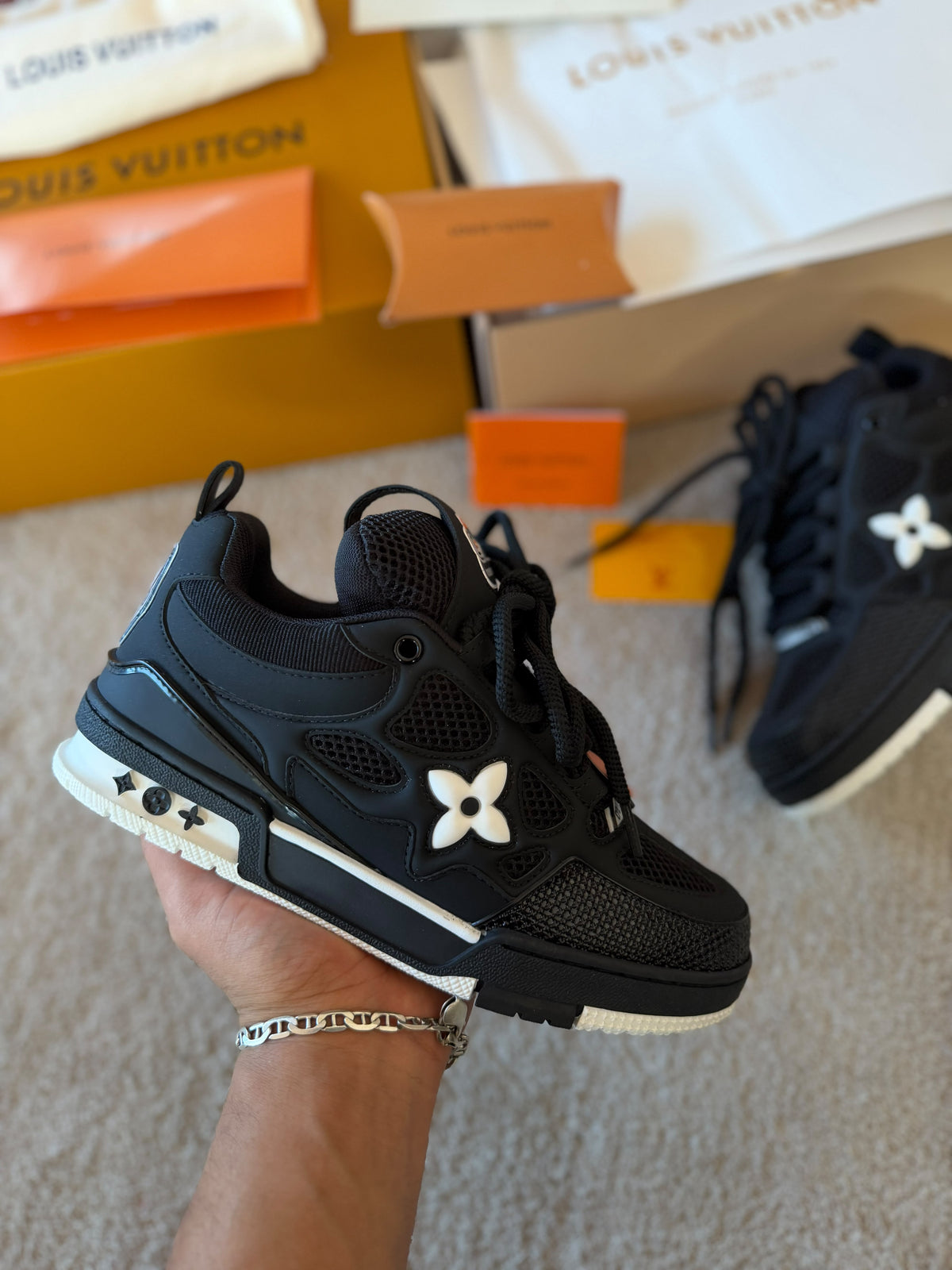 LV Skate negra logo blanco