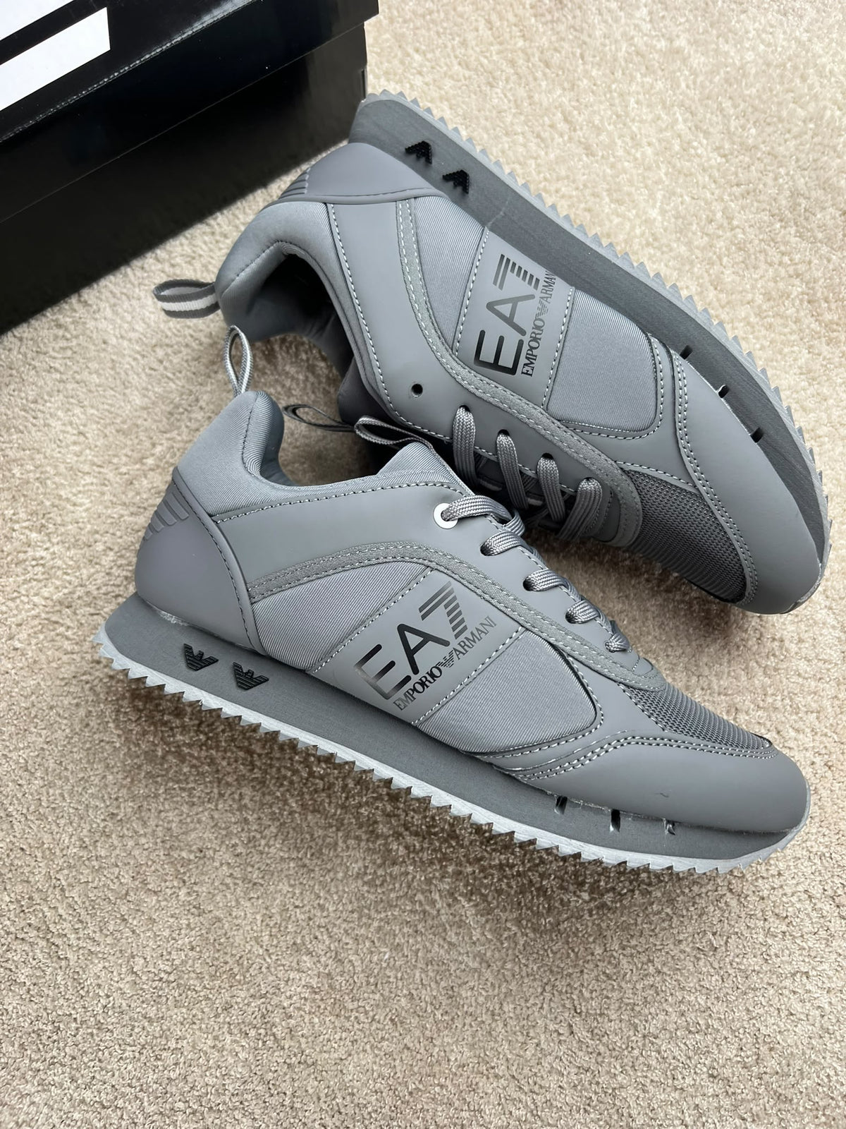 Armani gris logo negro