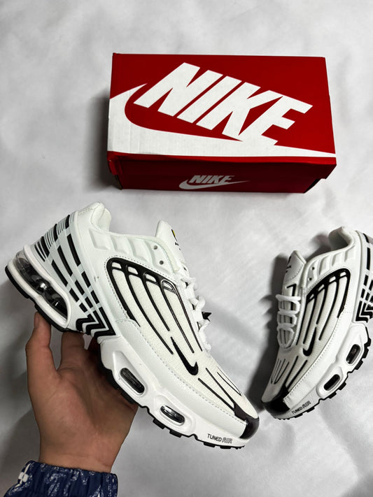 TN Tunned blancos detalles negros logo negros