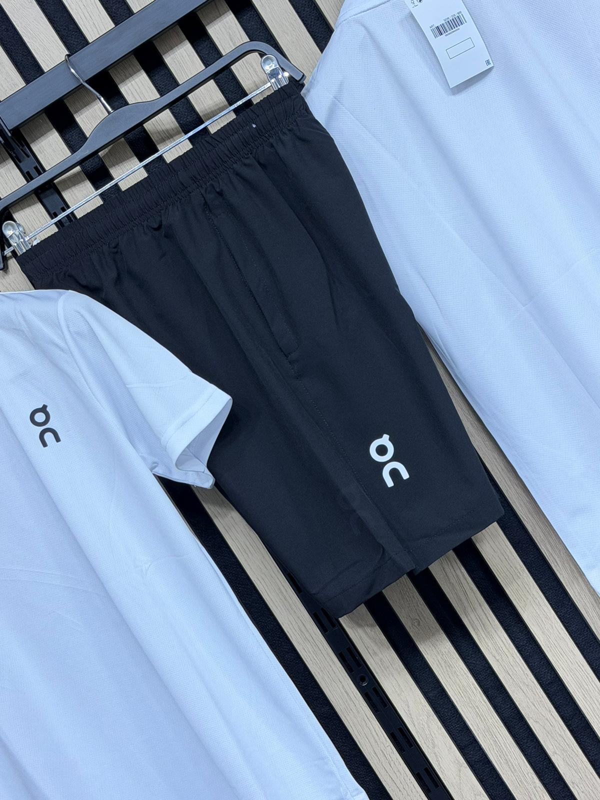 Conjunto corto on blanco logo negro