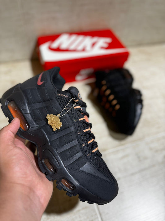 Air max 95 X Central cee negras logo naranja