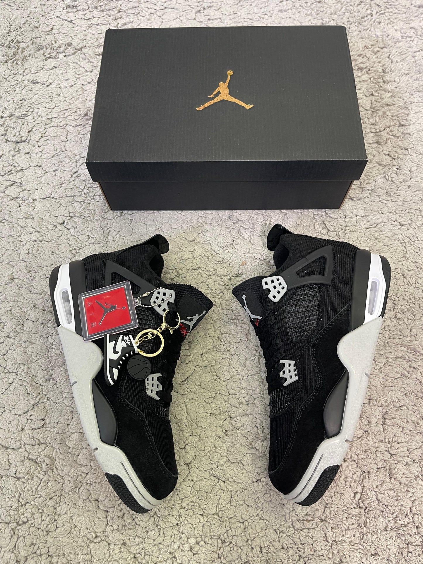JORDAN 4 negras detalles blancos y rojos
